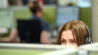 Eine Kundenberaterin bei der Arbeit. 