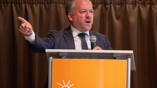 Stephan Wefelscheid, Parteivorsitzender der Freien Wähler in Rheinland-Pfalz, spricht beim Landesparteitag in Kordel. Themen des Parteitags sind unter anderem Sicherheitspolitik, Stärkung der regionalen Wirtschaft und Energieversorgung.