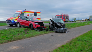 Zwischen Essingen und Hochstadt hat es auf der B272 einen schweren Unfall gegeben. Ein Mensch ist dabei gestorben.