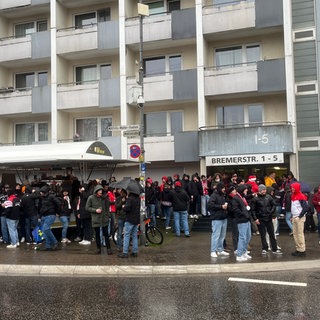 Fußballfans vor dem Spiel des 1.FCK gegen den Karlsruher SC.