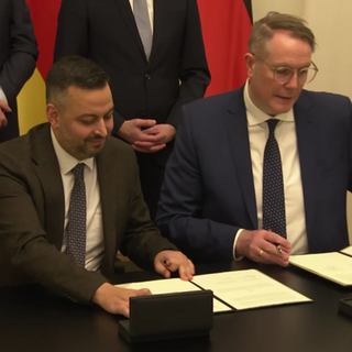 Albert Schweitzer (SPD) und Afik Ünal unterschreiben Staatsvertrag
