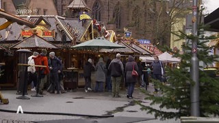 Weihnachtsmarkt mit Besuchern