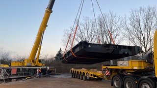 Eins von zwei neuen Schleusentoren für Müden werden am Trierer Hafen verladen.