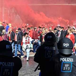 Polizeieinsatz bei einem Spiel des 1. FC Kaiserslautern. Die Bundesländer dürfen Kosten bei Hochrisikospielen nun an Profifußball weitergeben.