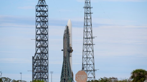 Eine Blue Origin New Glenn Rakete steht am 11. Januar 2025 auf dem Launch Complex-36 der Cape Canaveral Space Force Station in Florida.