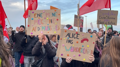 Zahlreiche Menschen demonstrieren in Kusel vor der Halle gegen die AfD und den Wahlkampfauftritt der Kanzlerkandidatin Alice Weidel.