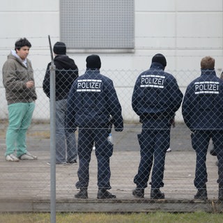 Rheinland-Pfalz prüft, abgelehnte Asylbewerber zentral abzuschieben. 