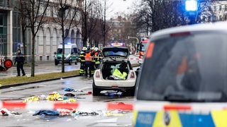 Ein Auto steht auf einer Straße unweit des Stiglmaierplatz. In der Münchner Innenstadt ist ein Fahrzeug in eine Menschengruppe gefahren. Die Politik in Rheinland-Pfalz reagiert bestürzt.