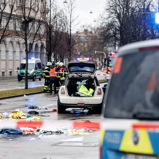 Ein Auto steht auf einer Straße unweit des Stiglmaierplatz. In der Münchner Innenstadt ist ein Fahrzeug in eine Menschengruppe gefahren. Die Politik in Rheinland-Pfalz reagiert bestürzt.