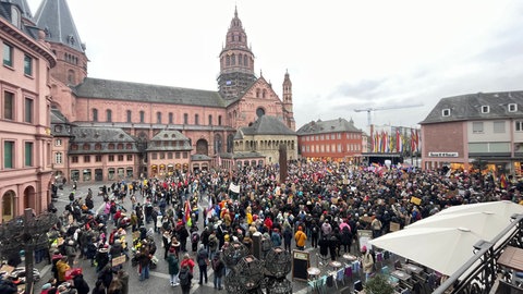 In Mainz versammelten sich bei einer Kundgebung auf dem Marktplatz etwa 5.000 Menschen