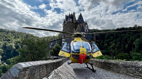 Ein ADAC-Rettungshubschrauber ist im Jahr 2023 spektakulär auf der Brücke vor der Burg Eltz gelandet.