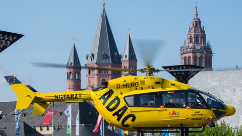Der ADAC-Rettungshubschrauber Christoph 77 vor dem Mainzer Dom (Archivbild). 2024 gab es in RLP rund 8.000 Hubschrauber-Rettungen.