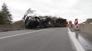 Ein Lkw ist auf der A61 bei Rheinböllen am Ende einer Baustelle umgekippt. 
