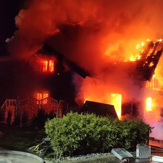 Ein Wohnhaus in Holzbauweise steht in Brubbach (Kreis Neuwied) lichterloh in Flammen.
