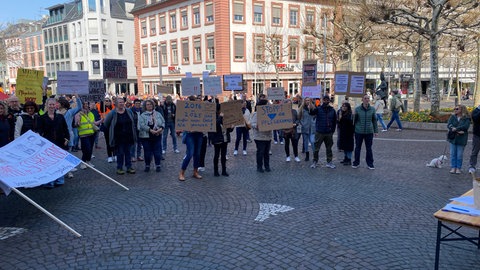 Demonstrierende Pflegekräfte auf dem Mainzer Schillerplatz. Die Pflegerinnen und Pfleger sprachen sich gegen die Zwangsmitgliedschaft in der rheinland-pfälzischen Pflegekammer aus.