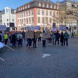 Demonstrierende Pflegekräfte auf dem Mainzer Schillerplatz. Die Pflegerinnen und Pfleger sprachen sich gegen die Zwangsmitgliedschaft in der rheinland-pfälzischen Pflegekammer aus.
