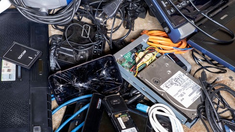 Elektroschrott: Kaputtes Handy und anderes
