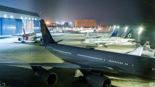 Passagiermaschinen stehen an einer Wartungshalle auf dem Flughafen Frankfurt. Der Verdi-Warnstreik an 13 Flughäfen ist zu Ende gegangen.