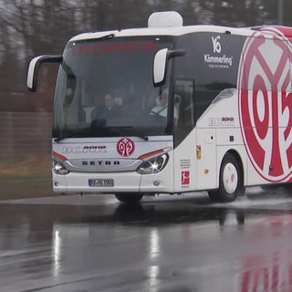Ein Mannschaftsbus auf einem Verkehrsübungsplatz