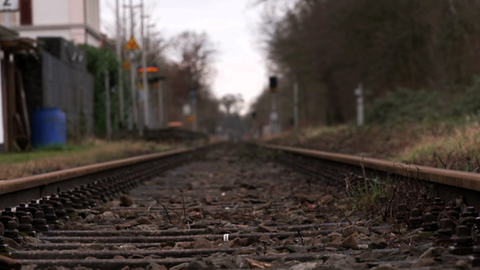 Bahntrasse führt direkt an Häusern vorbei - Bahnlärm durch Güterverkehr in der Pfalz