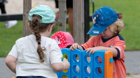 Kinder spielen in der Kita 