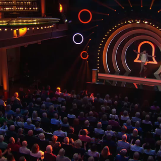 Comedian erscheint auf der Bühne