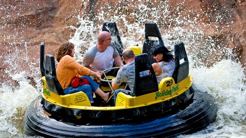 Besucherinnen und Besucher beim Rafting im Holiday Park. Attraktionen wie das Rafting im Holiday Park in Haßloch bleiben auch unter dem neuen Namen erhalten.