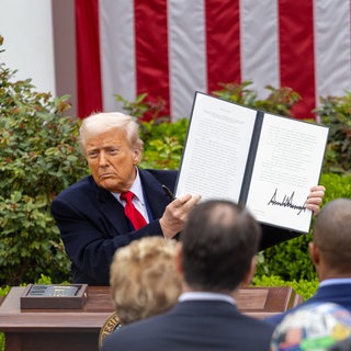 US-Präsident Donald Trump präsentiert am Weißen Haus sein Zollpaket.
