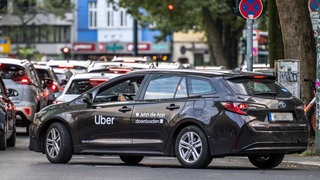 Ein Uber-Fahrzeug in der Innenstadt.
