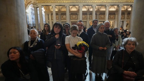 Gläubige am Grab von Papst Franziskus in der Basilika Santa Maria Maggiore in Rom