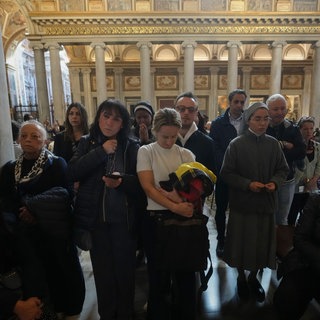 Gläubige am Grab von Papst Franziskus in der Basilika Santa Maria Maggiore in Rom
