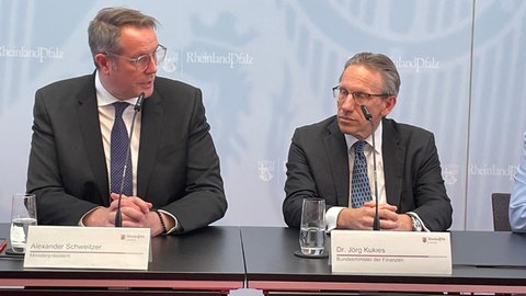 Schweitzer und Kukies bei der Pressekonferenz im Stresemann-Saal der Staatskanzlei
