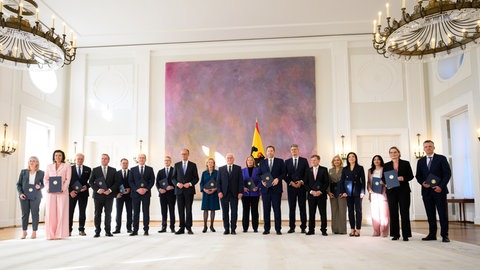 Die Mitglieder der neuen Bundesregierung. Darunter Verena Hubertz (SPD), Bundesministerin für Wohnen, Stadtentwicklung und Bauwesen, Patrick Schnieder (CDU), Bundesminister für Verkehr und Stefanie Hubig (SPD), Bundesministerin der Justiz und für Verbraucherschutz