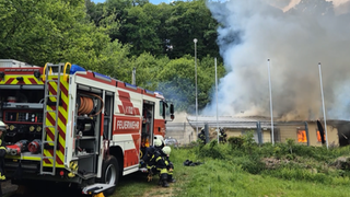 In Trier-Feyen ist ein Schützenhaus im Mattheiser Wald in Brand geraten. Die Feuerwehr war mit rund 100 Einsatzkräften im Einsatz.