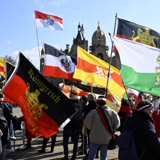Demonstranten aus der "Reichsbürger"-Szene - Bundesinnenminister Dobrindt hat den Verein "Königreich Deutschland" verboten 