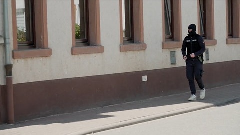 Die Polizei hat bei einer Razzia gegen so genannte Reichsbürger in mehreren Bundesländern vier Männer festgenommen. Einer von ihnen kommt aus Gönnheim im Kreis Bad Dürkheim. 