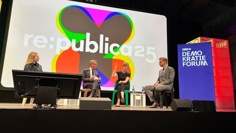 Michel Friedman und seine Gäste bei der Podiumsdiskussion des SWR Demokratieforums auf der re:publica in Berlin