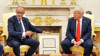 Bundeskanzler Friedrich Merz (CDU) überreicht dem US-Präsidenten ein Faksimile der Geburtsurkunde des Großvaters von Donald Trump.