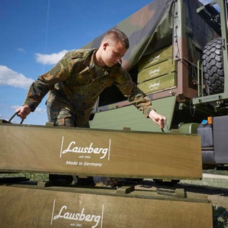 Kisten für Großkalibermunition von der Firma Lausberg in Nassau. Das mittelständische Familienunternehmen wird in der vierten Generation geführt. Es ist Teil der Rüstungsindustrie in Rheinland-Pfalz.