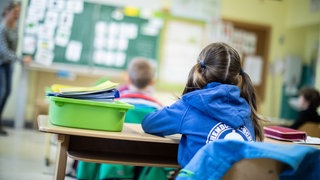Schülerinnen und Schüler einer Grundschule sitzen in ihrem Klassenraum. Immer mehr Erstklässler sind nicht schulfähig (Symbolbild).