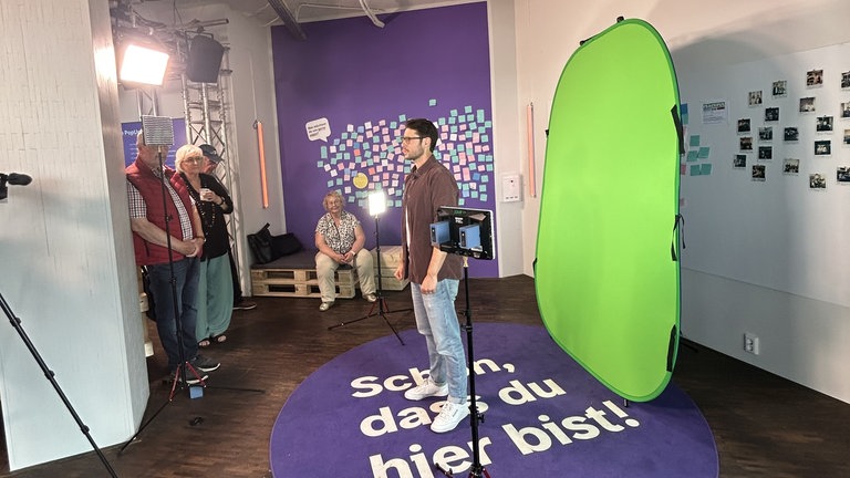 Redakteur Fabian Müller zeigt im Popup-Studio, wie ein Reel für unsere Social-Media-Kanäle aufgezeichnet wird.