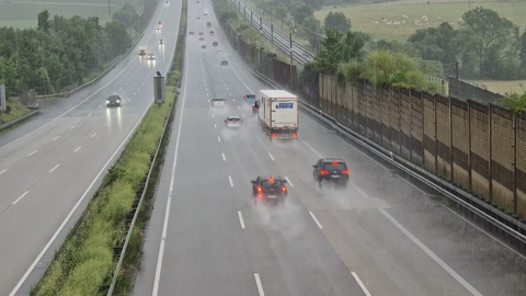 Die Autobahnpolizei Montabaur berichtete von kurzzeitigem heftigem Regen auf der A3 bei Deesen. 
