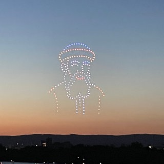 Leuchtende Figuren statt Sternwirbel: Die Mainzer Johannisnacht geht mit einem bislang einzigartigen Spektakel am Nachthimmel zu Ende.