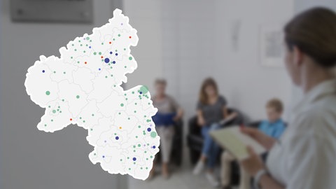 Eine Sprechstundenhilfe ruft einen Patienten in einem Wartezimmer auf