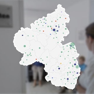 Eine Sprechstundenhilfe ruft einen Patienten in einem Wartezimmer auf