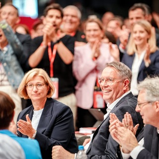 Alexander Schweitzer (SPD), Ministerpräsident von Rheinland-Pfalz, nimmt beim SPD-Bundesparteitag den Applaus der Delegierten nach der Wahl zum stellvertretenden SPD-Parteivorsitzenden entgegen.