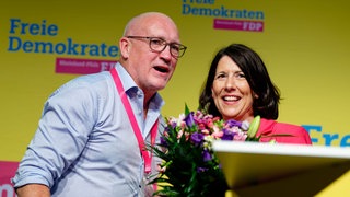 Daniela Schmitt wurde zur FDP-Spitzenkandidatin für die Landtagswahl 2026 in RLP gekürt. Stephan Hans überreicht ihr Blumen