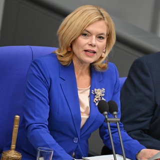 Julia Klöckner (CDU) spricht im Plenarsaal im Bundestag. Die neue Bundestagspräsidentin ist jetzt 100 Tage im Amt.