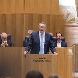 Ministerpräsident Alexander Schweitzer (SPD) im Landtag bei seiner Regierungserklärung zum Investitionsprogramm.