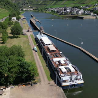 Fahrgastschiff "Elegant Lady" liegt nach Unfall an der Moselschleuse Sankt Aldegund